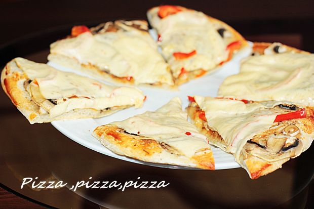 Przepis  pizza domowa z dwoma gatunkami sera przepis