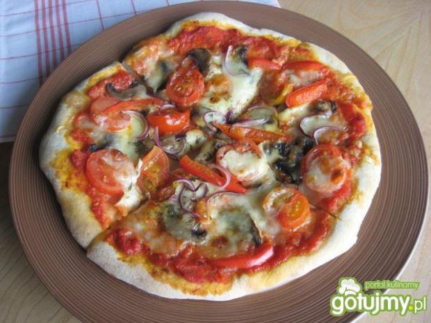 Przepis  pizza z pomidorkami i pieczarkami przepis