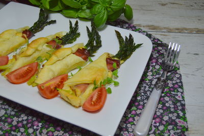 Szparagi w cieście francuskim z serem wędzonym