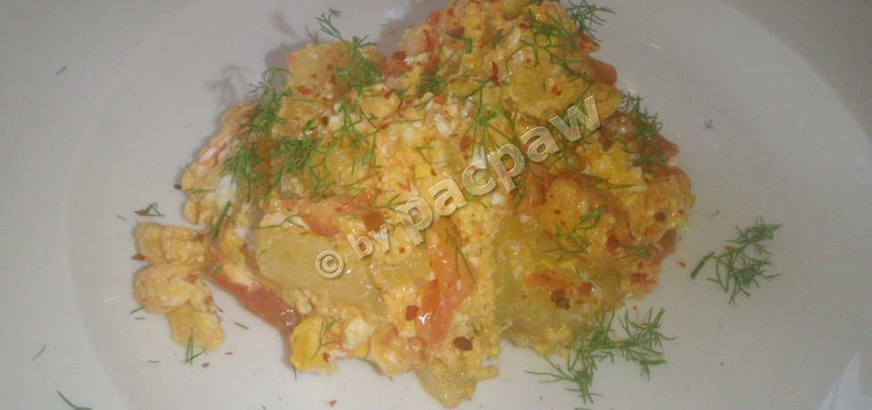 Jajka smażone z plasterkami ziemniaków i pomidorem (autor ...