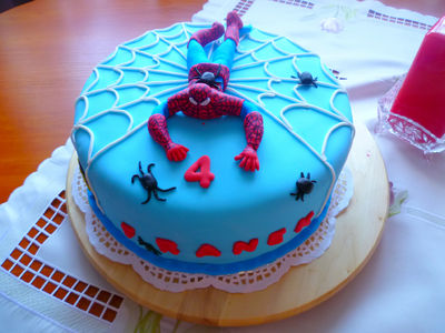 Tort spiderman z masy cukrowej