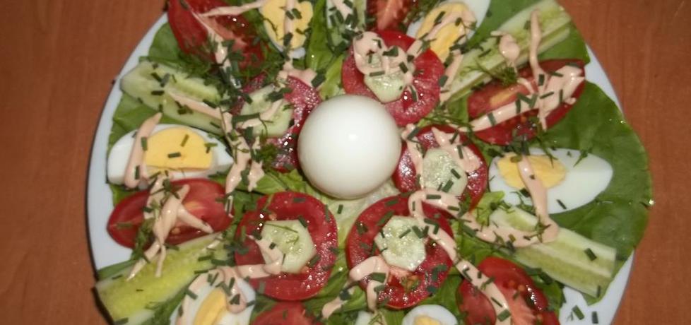 Jajka na sałacie z pomidorami i ogórkiem (autor: gosia1988 ...