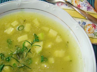 Delikatna zupa z cukinii z dodatkiem rozmarynu