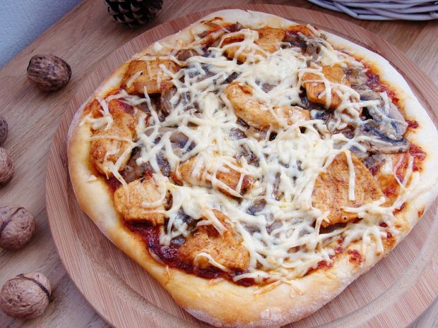 Przepis  pizza z pieczarkami i kurczakiem przepis
