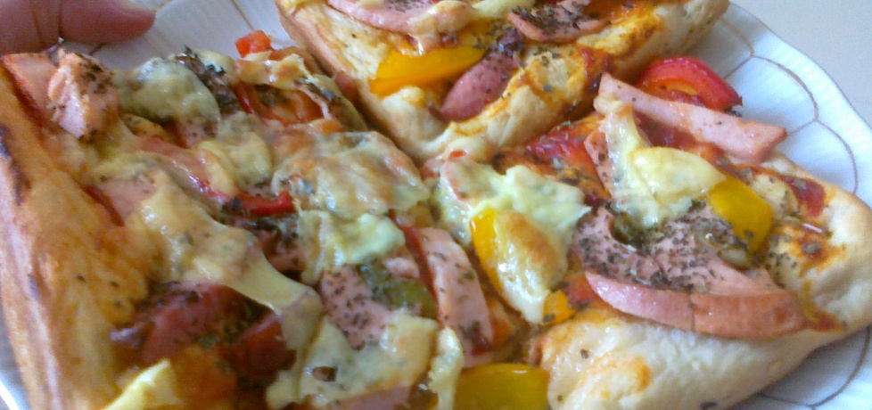 Pizza z szynką i czeerwoną i żółtą papryką (autor: teresa18 ...