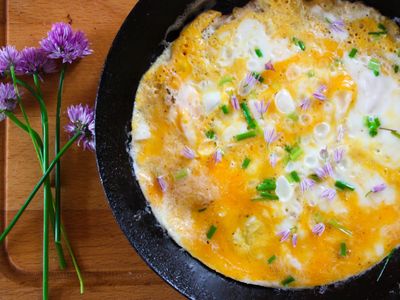 Omlet z kwiatami szczypiorku