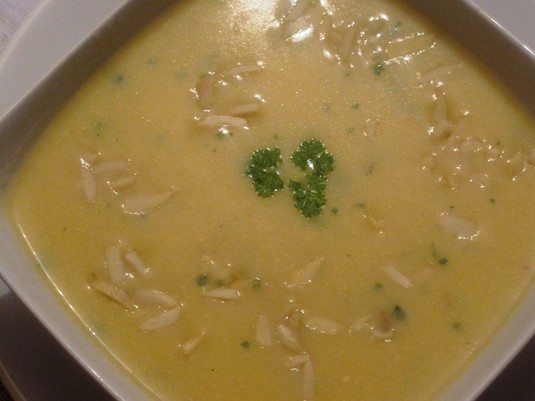 Kremowa zupa z kurek z bakaliami
