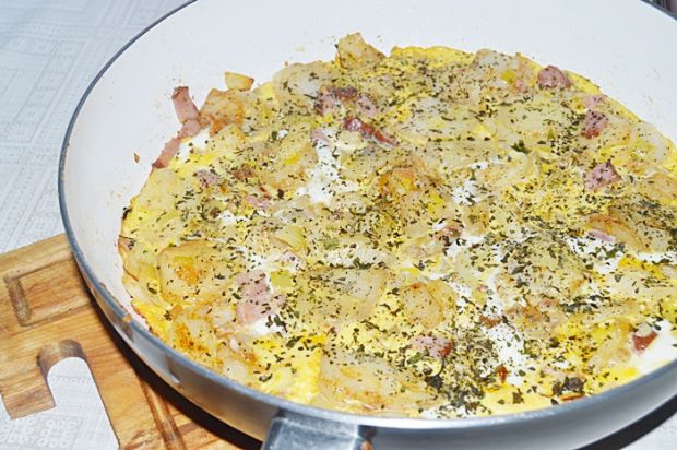 Przepis  omlet z ziemniakami cebulą i kiełbaską przepis