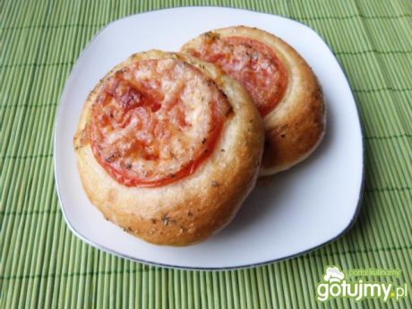 Przepis  bułeczki z pomidorem i mozzarellą przepis