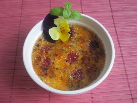 Przepis  creme brulee z malinami i pistacjami przepis