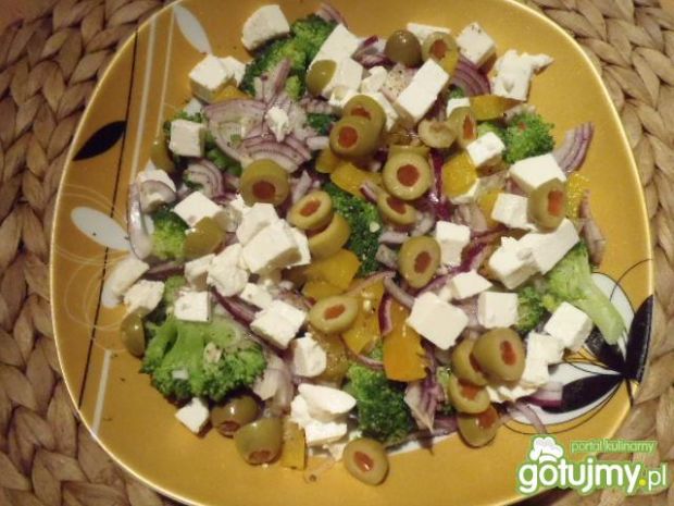 Przepis  sałatka z brokułem i serem feta przepis