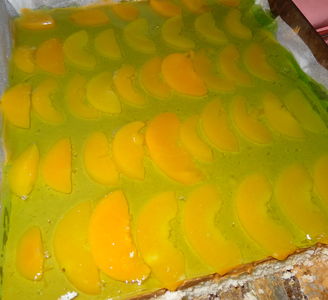 Ciasto z masą krówkową, galaretką i brzoskwiniami