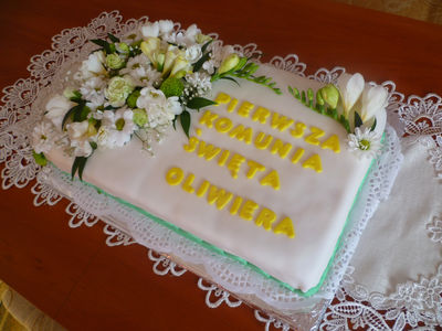 Tort na komunię z żywymi kwiatami
