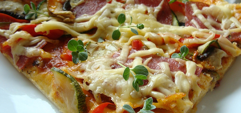 Domowa pizza z salami i cukinią (autor: 2milutka)