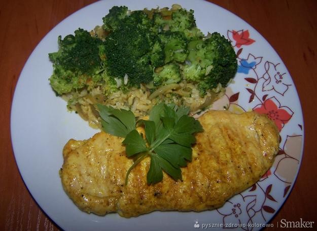 „grillowana pierś z kurczaka z ryżem i brokułem curry”