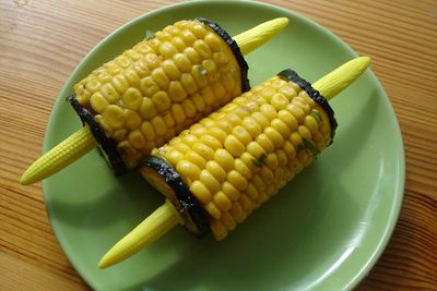 Gotowana kukurydza podana z masłem ziołowym