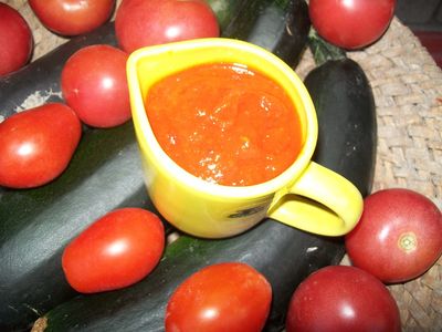 Sos pomidorowo-cukiniowo