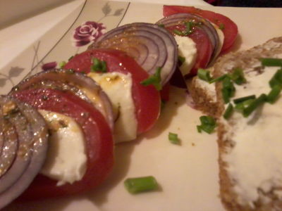 Mozzarella z pomidorem i cebulą