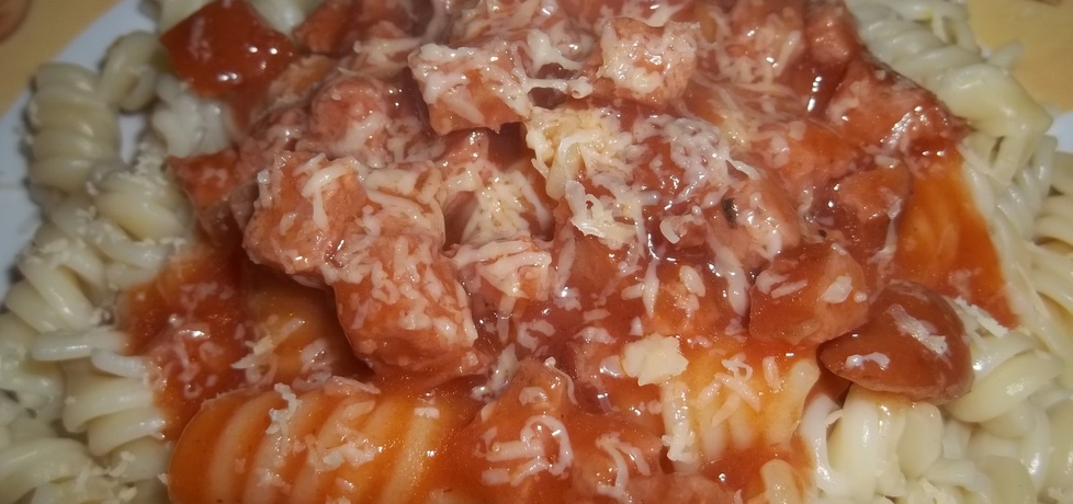 Makaron z sosem pomidorowym z kiełbasą i serem (autor ...