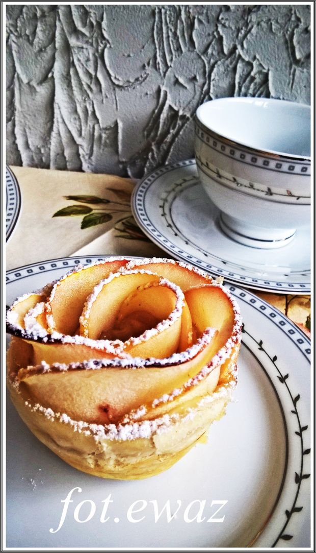 Przepis  jabłkowe róże z ciasta francuskiego przepis