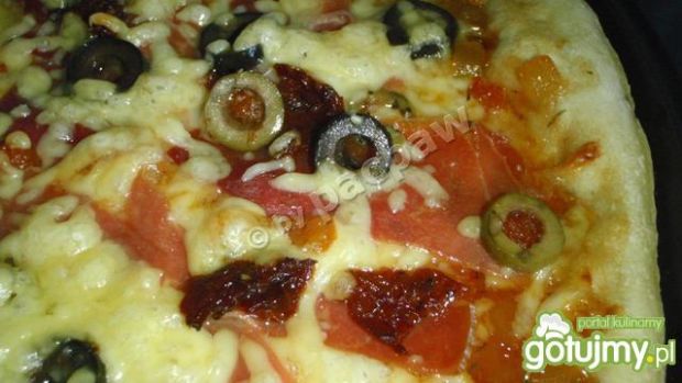 Przepis  pizza pikatna z szynką serrano przepis