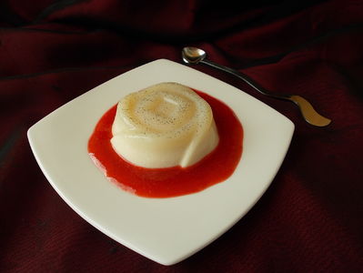 Panna cotta z sosem truskawkowym – wersja wegetariańska ...