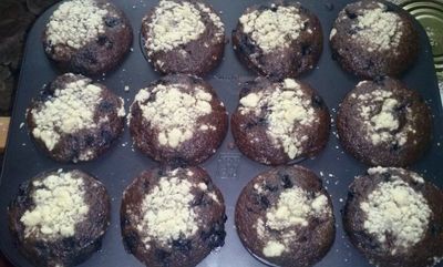 Muffinki czekoladowe z jagodami i nadzieniem.