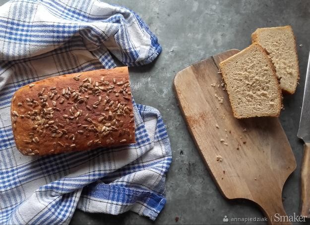 Chleb pełnoziarnisty, ziarnem posypany