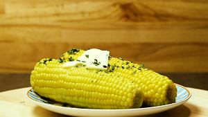 Czy jest coś prostszego niż kolby kukurydzy z masłem?
