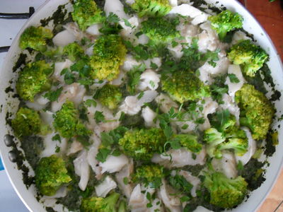 Ryba w wiosennym sosie brokułowo