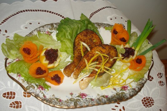 Łosoś grillowany na liściu salaty z borówkami