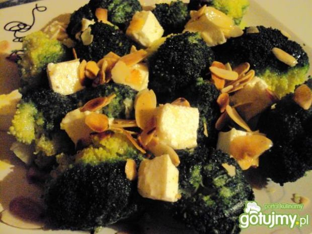 Sałatka brokułowa z fetą  przepisy kulinarne