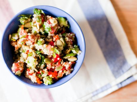 Przepis  sałatka z kaszy quinoa z warzywami przepis