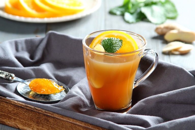 Czarna herbata z pomarańczami i syropem imbirowym
