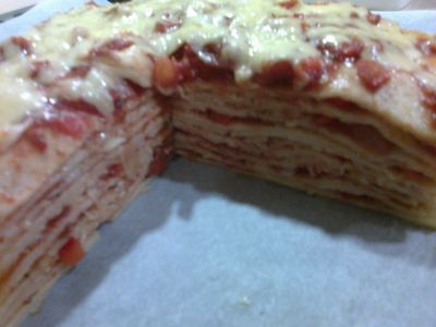 Tort naleśnikowy z sosem pomidorowym