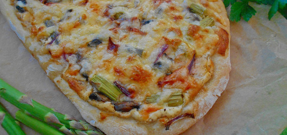 Pizza ze szparagami i trzema serami (autor: beatris ...