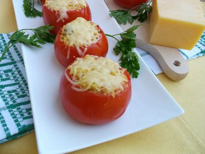 Pomidory nadziewane kaszą kuskus i suszonymi pomidorami ...