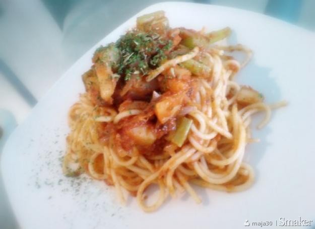 Spaghetti z czosnkiem i warzywami z patelni