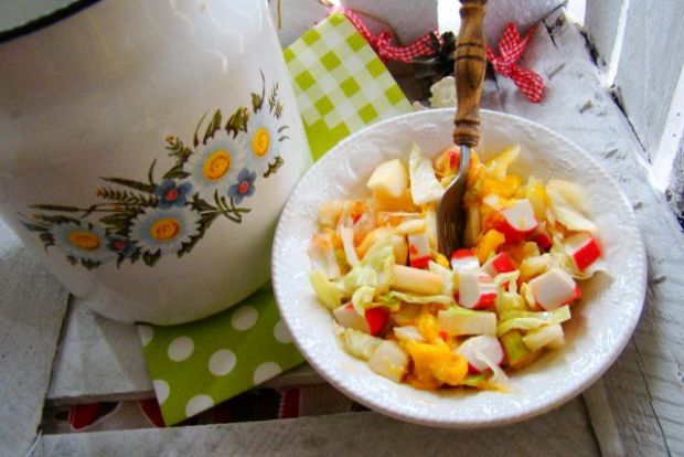 Przepis  sałatka z mango i paluszków krabowych przepis