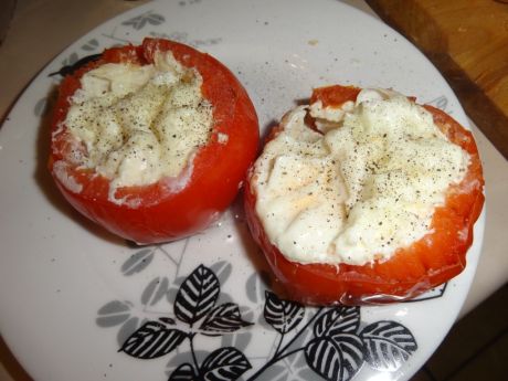 Zakąski: zapiekane pomidory z jajkiem
