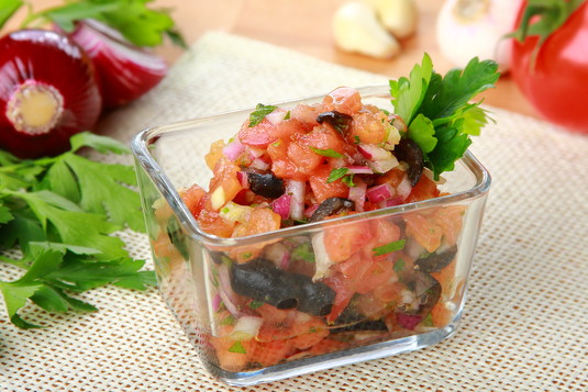 Salsa z oliwek i pomidorów