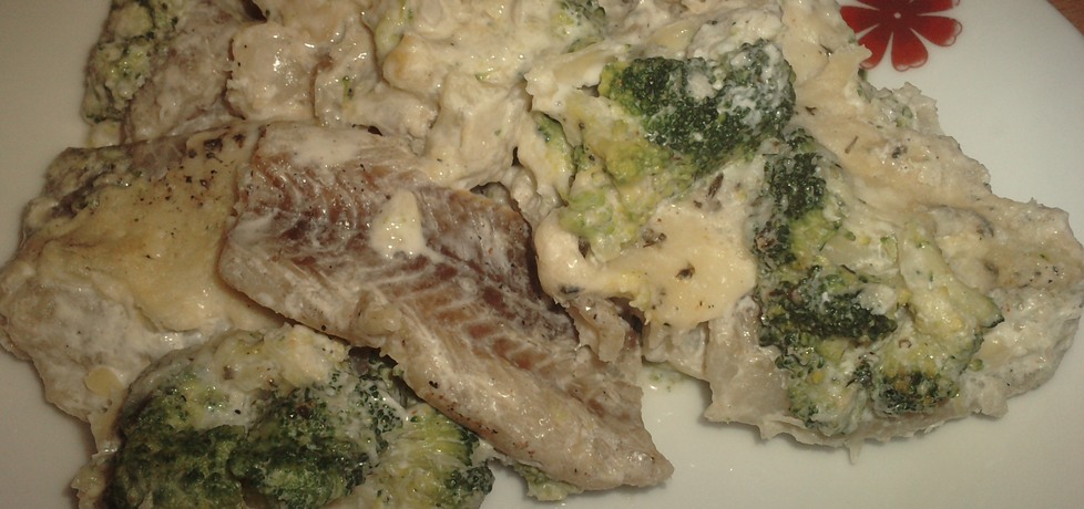 Ryba zapiekana z brokułami, mozzarellą, w sosie śmietanowym ...