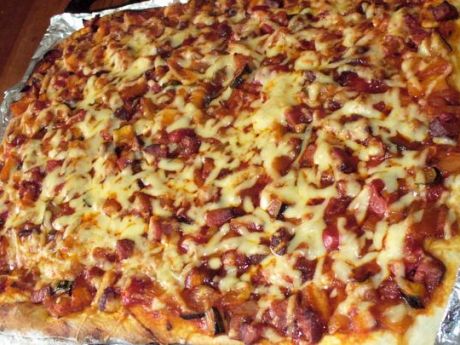 Przepis  pizza domowa z kiełbaską przepis