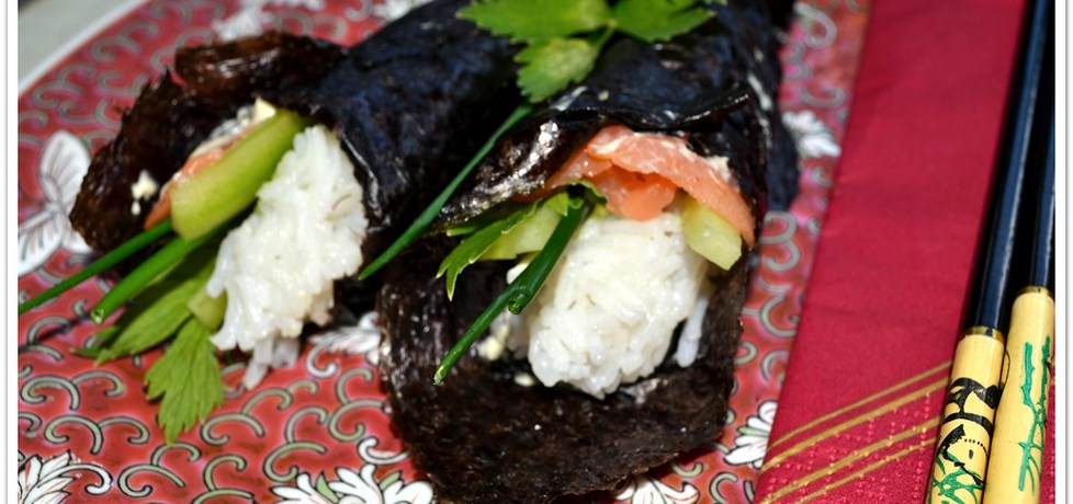Sushi temaki z łososiem i ogórkiem. (autor: christopher ...