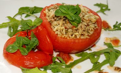 Pomidory z ryżem i mięsem