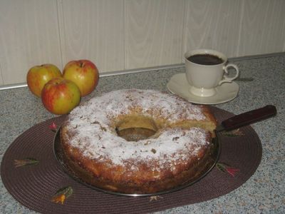 Jabłkowe ciasto z rodzynkami i orzechami.