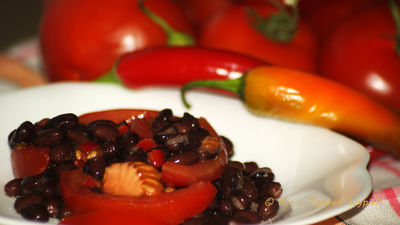 Salsa z czarną fasolą i pomidorem