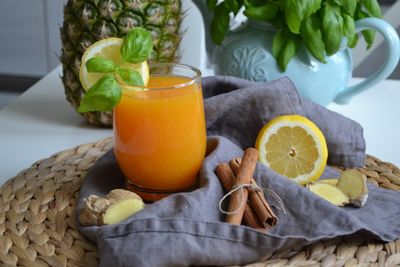 Świeżo wyciskany sok z pomarańczy, grejfruta i cytryny ...