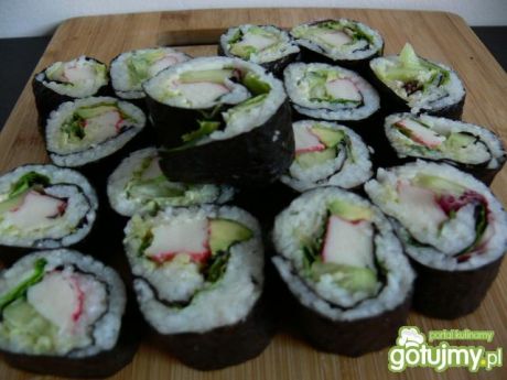 Przepis  sushi z surimi, ogórkiem i łososiem przepis