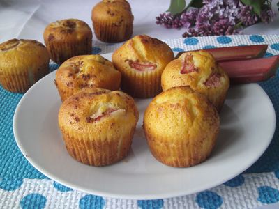 Muffinki z rabarbarem i nutką cynamonu
